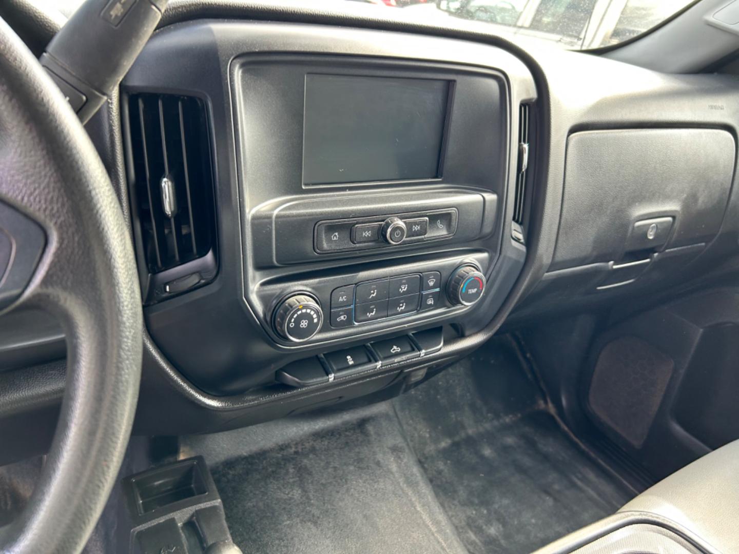 2019 White /Grey Chevrolet Silverado 2500HD Work Truck Double Cab 4WD (2GC2KREG8K1) with an 6.0L V8 OHV 16V engine, 6A transmission, located at 1687 Business 35 S, New Braunfels, TX, 78130, (830) 625-7159, 29.655487, -98.051491 - Photo#12